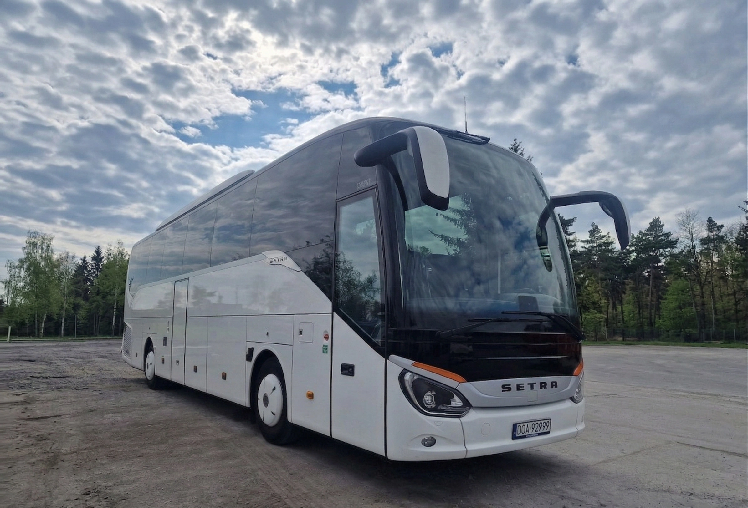 Nowoczesny autokar turystyczny Setra S 516 do wynajęcia na wycieczki, 49 miejsc