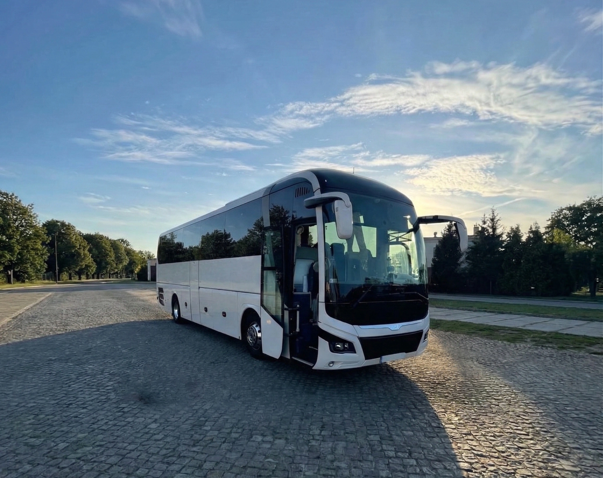 Biały autokar turystyczny MAN Lion's Coach do obsługi wyjazdów firmowych i szkolnych